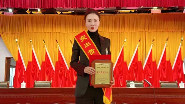 熱烈祝賀集團總經(jīng)理張娟在李滄區(qū)“作風能力提升年”活動中，獲評“突出貢獻個人”榮譽稱號